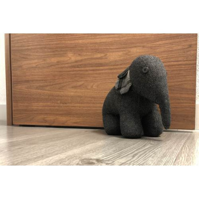 Sujetapuertas con forma de elefante con contrapesos, para evitar aperturas y cierres imprevistos de las puertas.