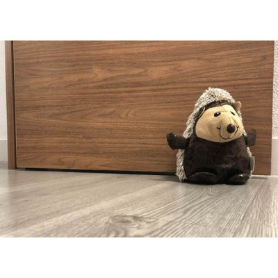 Sujetapuertas con forma de erizo con contrapesos, para evitar aperturas y cierres imprevistos de las puertas.