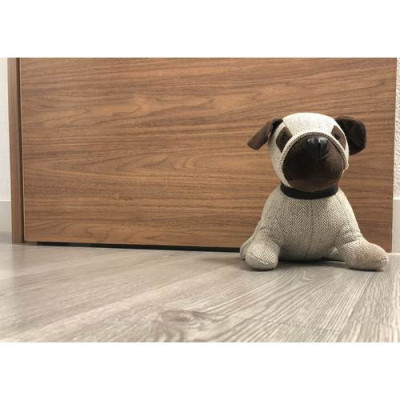 Sujetapuertas con forma de perro con contrapesos, para evitar aperturas y cierres imprevistos de las puertas.