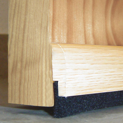 Fabricado en madera proveniente de bosques sostenibles con barra de paño muy resistente. Fijación mediante adhesivo doble cara.