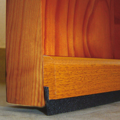 Fabricado en madera proveniente de bosques sostenibles con barra de paño muy resistente. Fijación mediante adhesivo doble cara.