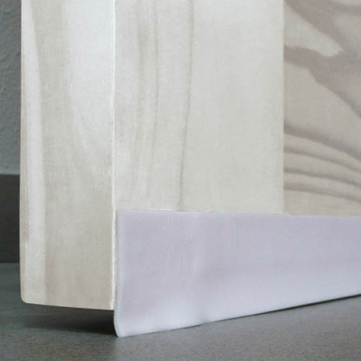 Fabricado en PVC expandido flexible. Fijación mediante adhesivo doble cara.