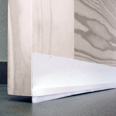 Fabricado en PVC flexible. Fijación mediante adhesivo doble cara.