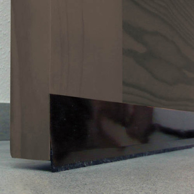 Fabricado en PVC flexible. Fijación mediante adhesivo doble cara.