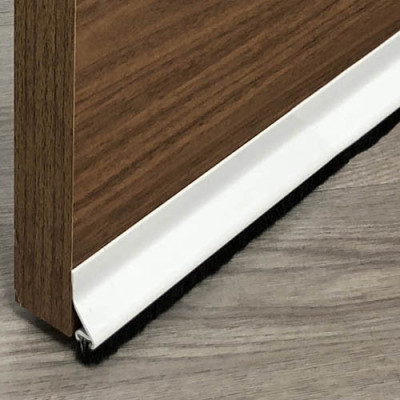 Fabricada en PVC con barra de flecos de 12 mm muy resistente al desgaste. Fijación mediante adhesivo doble cara.