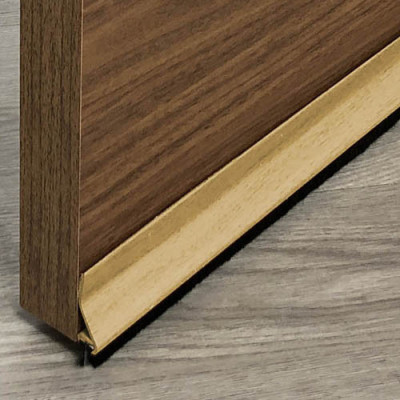 Fabricada en PVC con barra de flecos de 12 mm muy resistente al desgaste. Fijación mediante adhesivo doble cara.