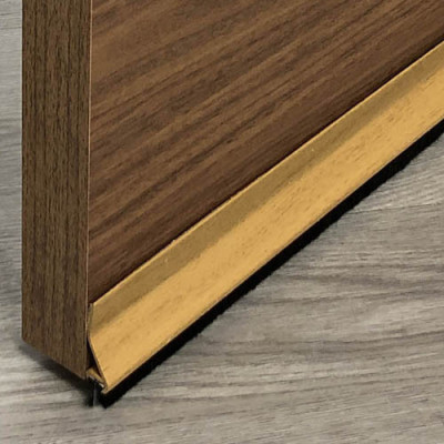 Fabricada en PVC con barra de flecos de 12 mm muy resistente al desgaste. Fijación mediante adhesivo doble cara.