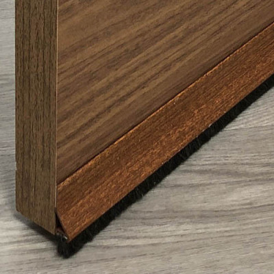 Fabricada en PVC con barra de flecos de 12 mm muy resistente al desgaste. Fijación mediante adhesivo doble cara.