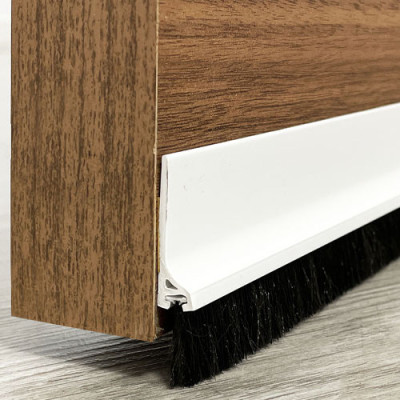 Fabricada en PVC rígido con barra de flecos  muy resistente al desgaste. Fijación mediante adhesivo doble cara.