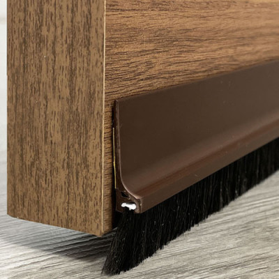 Fabricada en PVC rígido con barra de flecos  muy resistente al desgaste. Fijación mediante adhesivo doble cara.