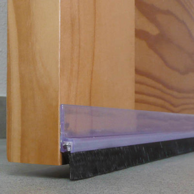 Fabricada en PVC rígido con barra de flecos  muy resistente al desgaste. Fijación mediante adhesivo doble cara.